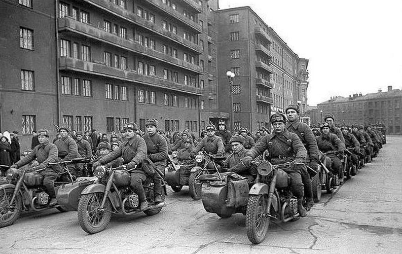 Мотоциклетный батальон направляется на фронт. Осень, 1941 г.