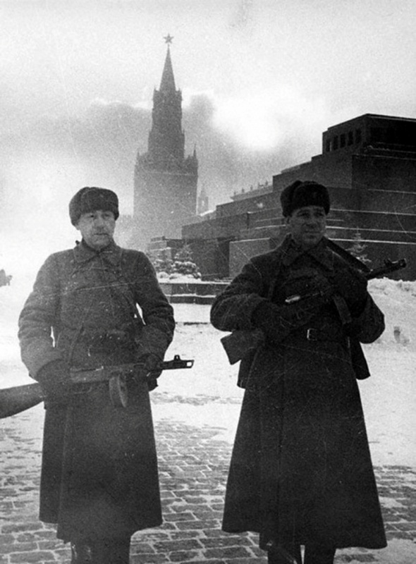 Патруль на Красной площади. Зима, 1941 г.