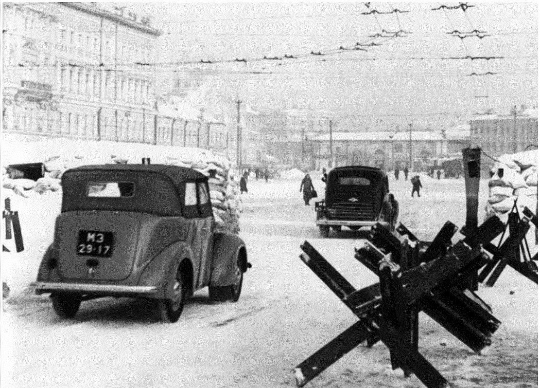 Большая Калужская улица у Октябрьской площади. Зима, 1942 г.
