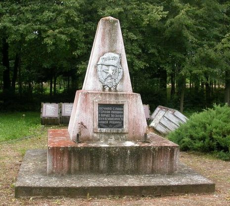 г. Куршенай Шяуляйского р-на. Памятник на воинском кладбище по улице Павенчюг, где захоронено 582 воина, погибших в августе 1944 года. 