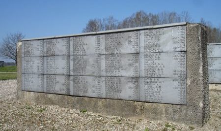 Одна из мемориальных стен на кладбище.
