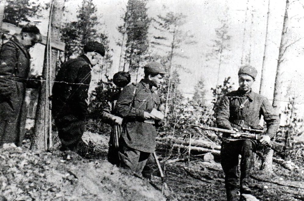 Снайпер Н. Никитин с боевыми товарищами. Ленинградский фронт, 1942 г.