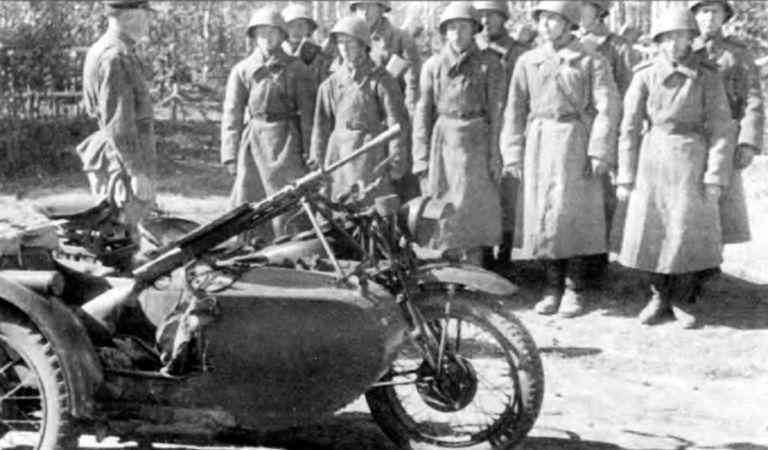 Разведчики с мотоциклами «Индиан 741В». 1943 г.