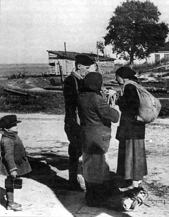 Полицай останавливает женщин с продуктами на входе в Киев. Лето 1942 г.