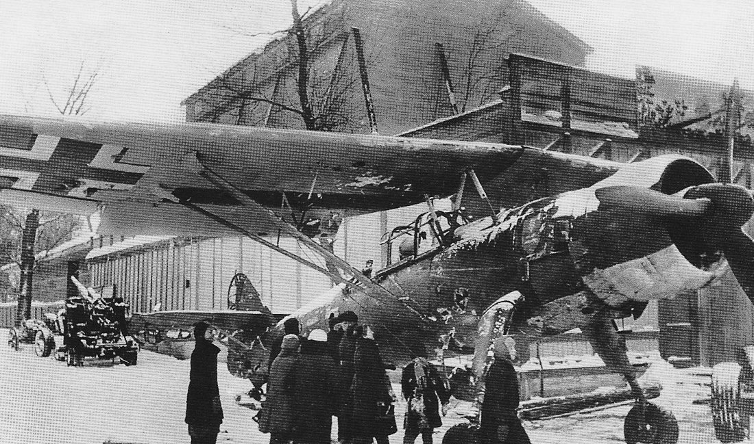 Трофейный самолет Хеншель 126 на выставке в Москве. Зима, 1942 г.