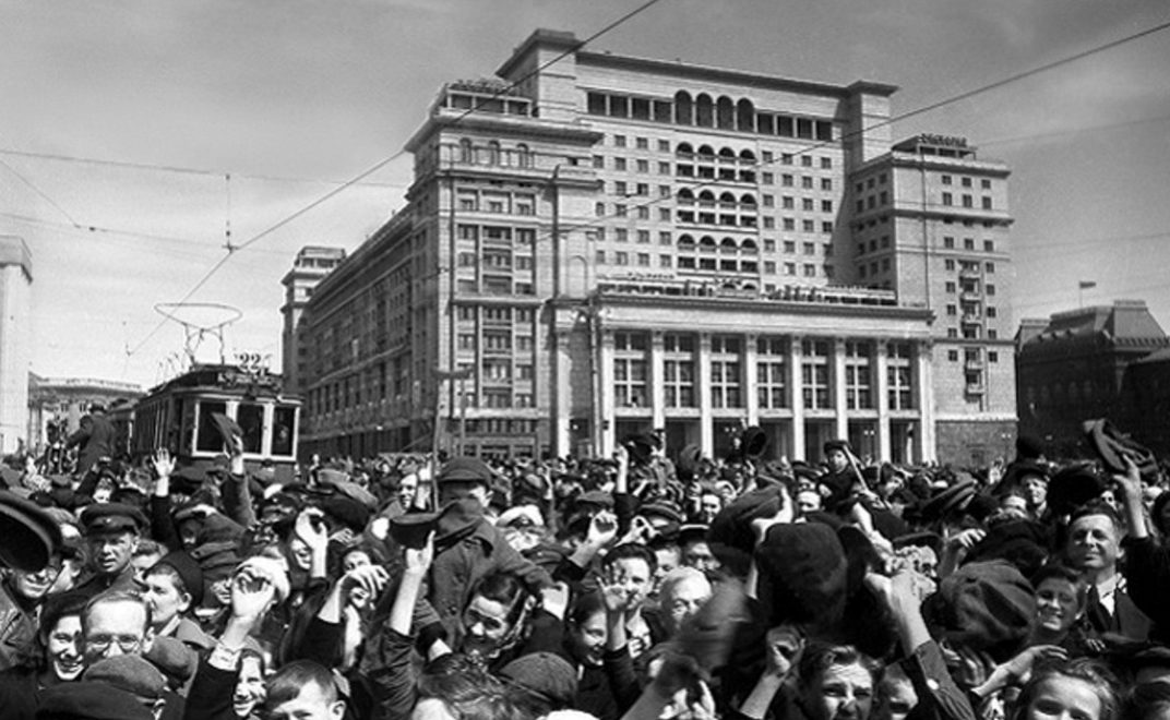 Манежная площадь в лень Победы. 9 мая 1945 г.