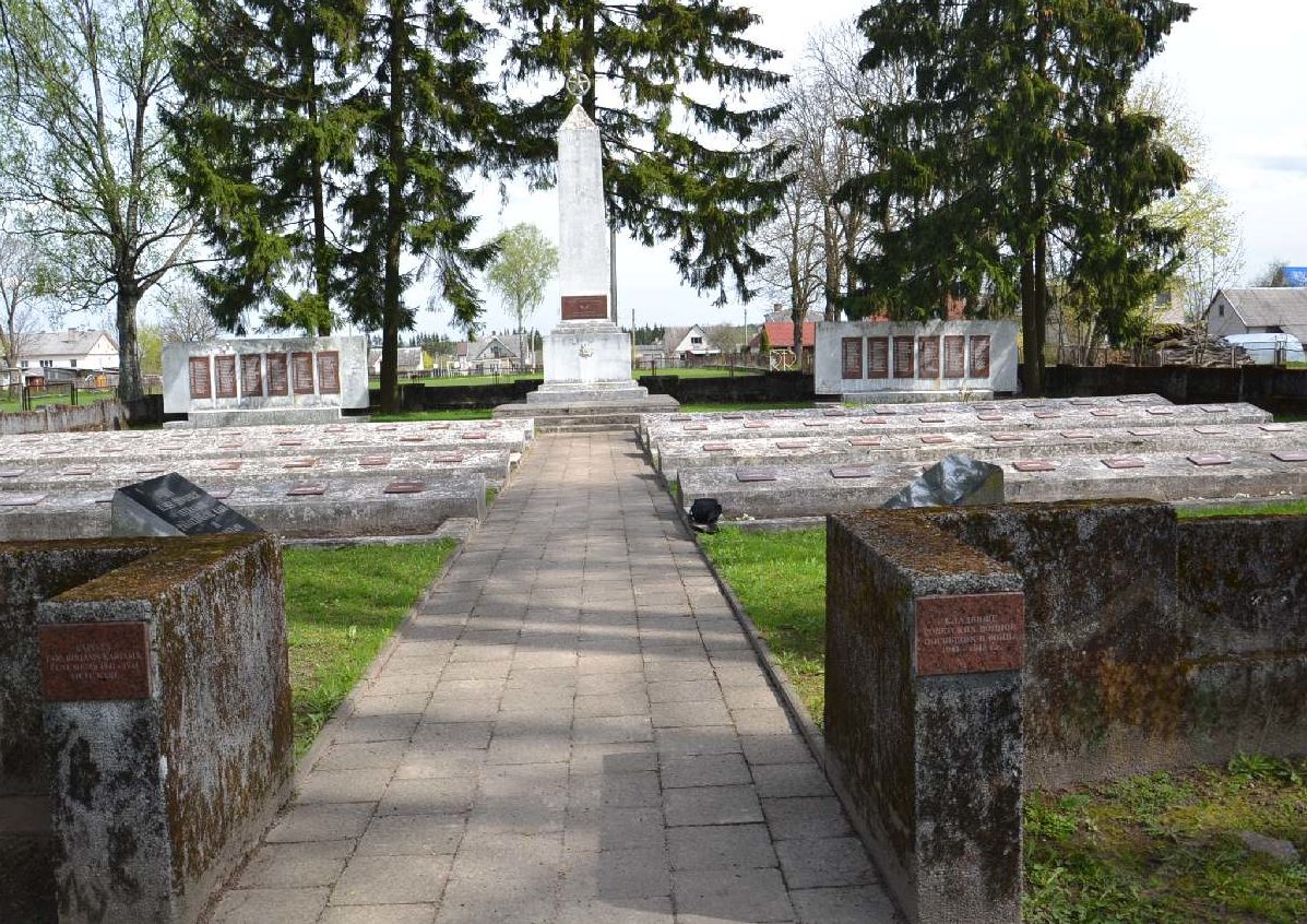г. Ширвинтос. Памятник на кладбище по улице Вильняусг, где захоронено 313 воинов, в т.ч. 8 неизвестных, 5-го стрелкового корпуса, погибших в июле 1944 года.