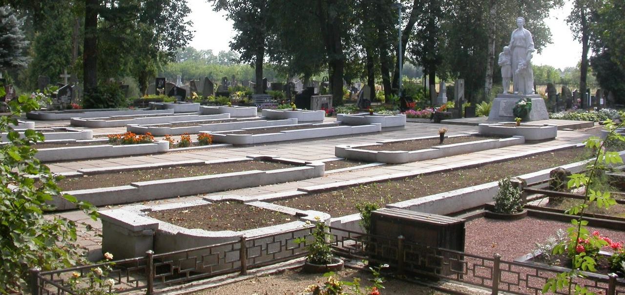 г. Паневежис. Памятник на городском кладбище по улице Рамигалос, где захоронено 72 неизвестных антифашиста, погибшим в 1942–1944 годах. 