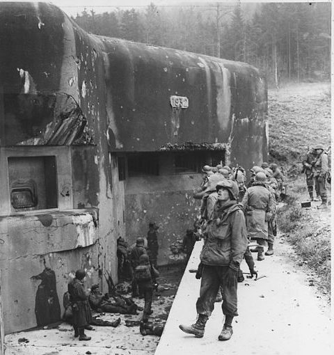 Американские солдаты у занятого бункера. 1945 г.