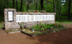 х. Смилтниеки, край Олайнес. Памятник на кладбище, где похоронено 150 воинов, погибших в 1944 году. Среди них 6 неизвестных. 