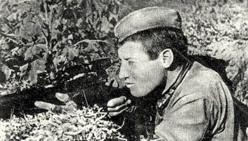Старшина Михаил Сурков на позиции. Сентябрь 1942 г.