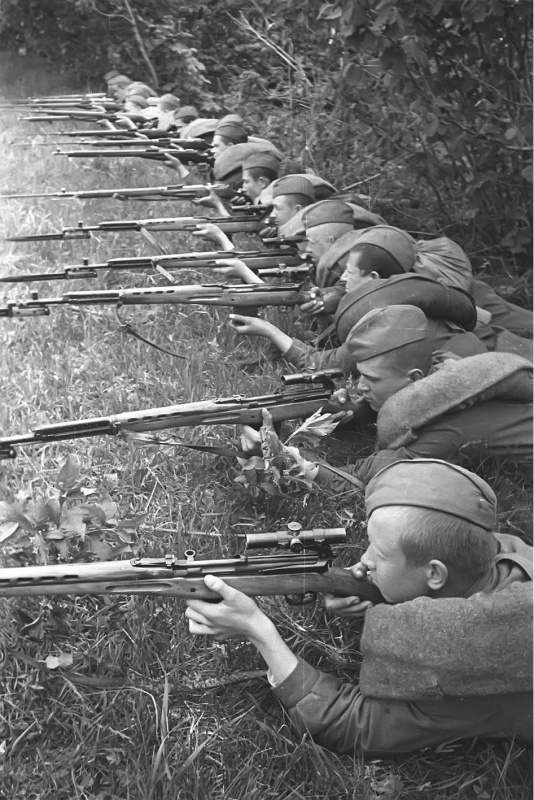 Курсанты школы снайперов на практических занятиях.