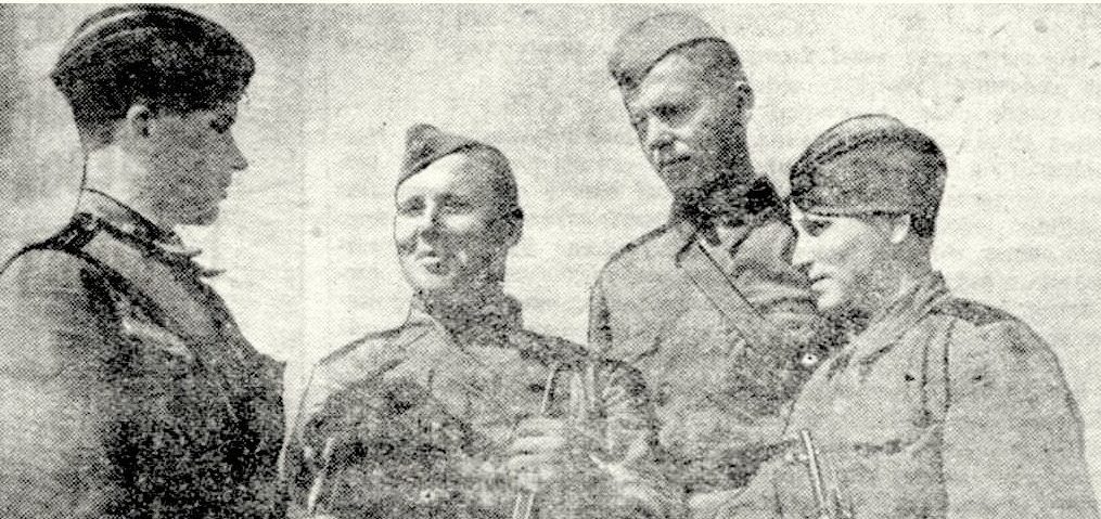 Снайперы Волховкого фронта, слева направо: старший лейтенант И. Изегов, ефрейтор В. Орлов, сержант п. Богданов и ефрейтор О. Бронникова. Май 1943 г.