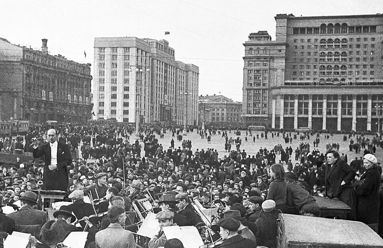 Выступление Большого Государственного симфонического оркестра на Манежной площади. 9 мая 1945 г.