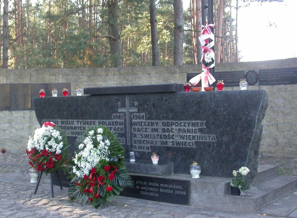 Памятник погибшим полякам.