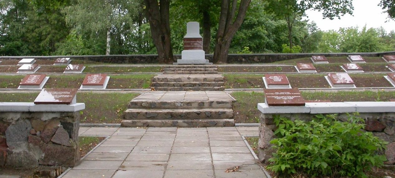 п. Рагува Паневежского р-на. Братская могила, в которой похоронены останки 229 советских солдат, в т.ч. 40 неизвестных.