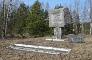 г. Даугавпилс. Памятник по улице Берзу, установленный на месте захоронения военнопленных из лагеря Stalag 340.