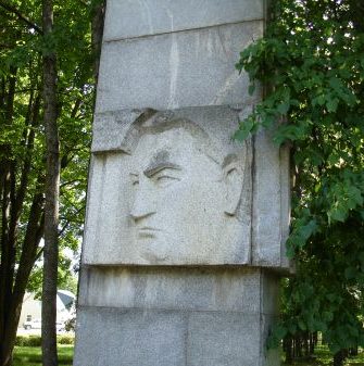 Памятник Герою Советского Союза А.П. Ошкалну.