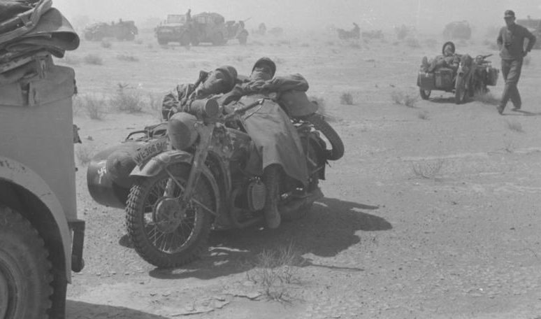 Немецкие солдаты спят на мотоцикле BMW с коляской. Африка. 1941 г.