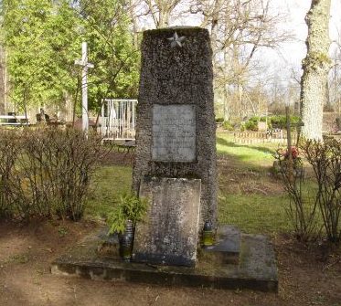 п. Прижи, край Крустпилс. Памятник на братской могиле, где похоронено 36 воинов, в т.ч. 8 неизвестных, погибших в годы войны.
