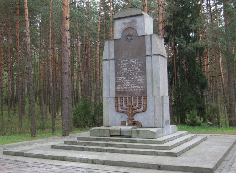 Памятник евреям Вильсского гетто, погибшим в панарском лесу.