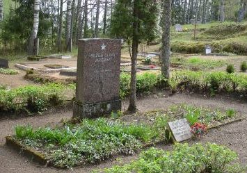 п. Клинтайне, край Плявиню. Памятник на воинской братской могиле на территории кладбища Бривкапы. На кладбище похоронено 16 неизвестных советских воинов.