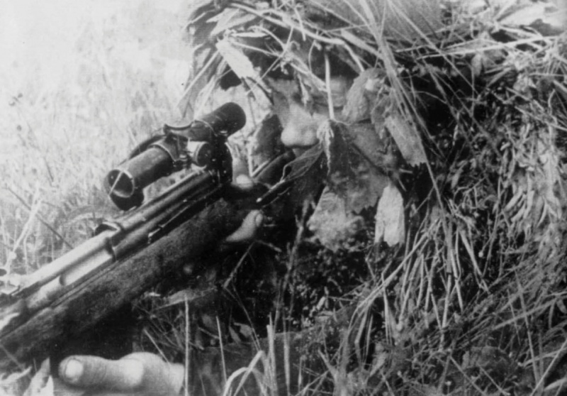 Советский снайпер с СВТ-40 на позиции на Волховском фронте. 1942 г.