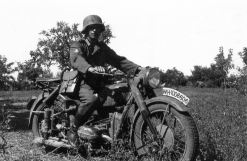 Солдат на мотоцикле BMW R66. Украина. 1941 г.