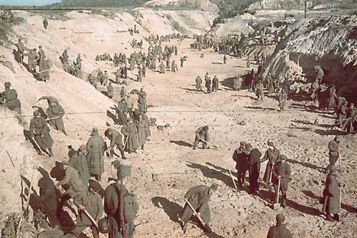 Советские военнопленные под конвоем эсэсовцев засыпают землей участок Бабьего Яра, где лежат расстрелянные. 1 октября 1941 г.