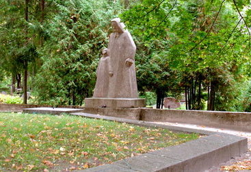 г. Кулдига. Памятник по улице Аннас, установленный на братской могиле, в которой похоронено 20 жертв нацистского террора и 86 советских воинов, погибших в годы войны. 