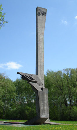 Памятник в центре лагеря.