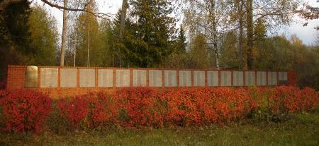 Мемориальная стена на воинском кладбище.