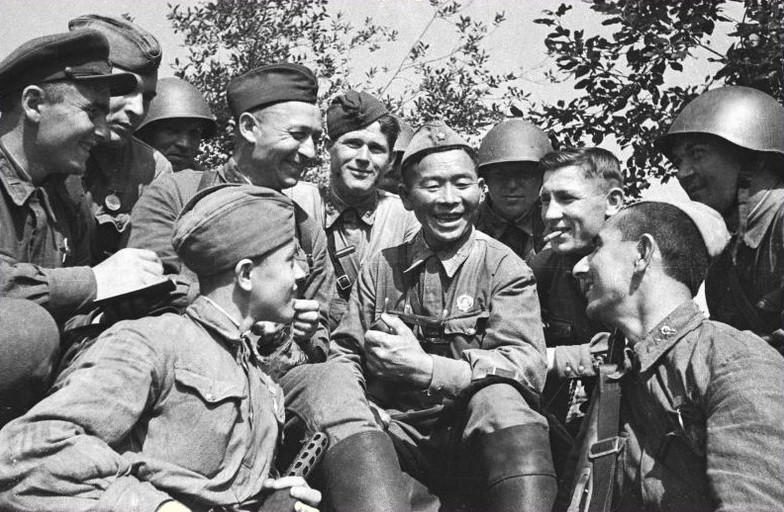 Старший сержант С. Номоконов с боевыми товарищами. Северо-Западный фронт. Июнь 1943 г.