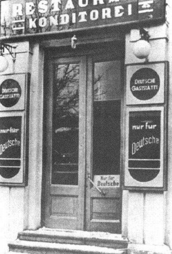 Ресторан «Театральный», угол Фундуклеевской и Владимирской. Надпись на входе: Только для немцев.