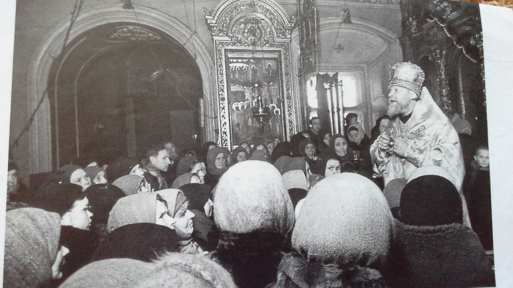 Митрополит Николай (Ярушевич) за проповедью в храме Преображения Господня. Осень,1942 г.