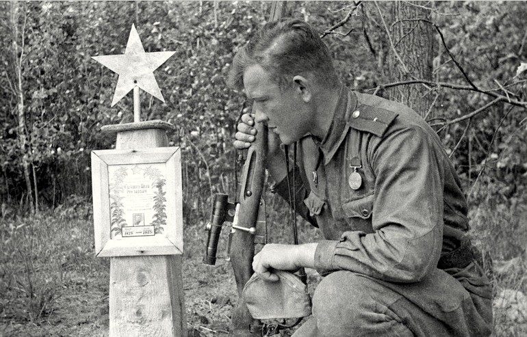 Снайпер 61-й Армии младший лейтенант Лебедев Александр Павлович одержал 203 победы. Брянский фронт, 1943 год.