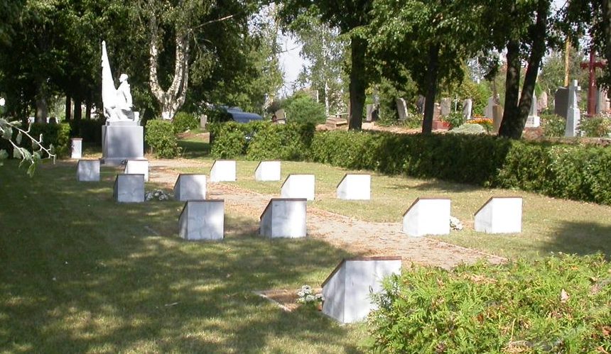 п. Вашкай Пасальского р-на. Братская могила по улице Каштонупос, в которой похоронено 140 советских воинов, погибших в июне–июле 1944 года. Среди них - 4 неизвестных.