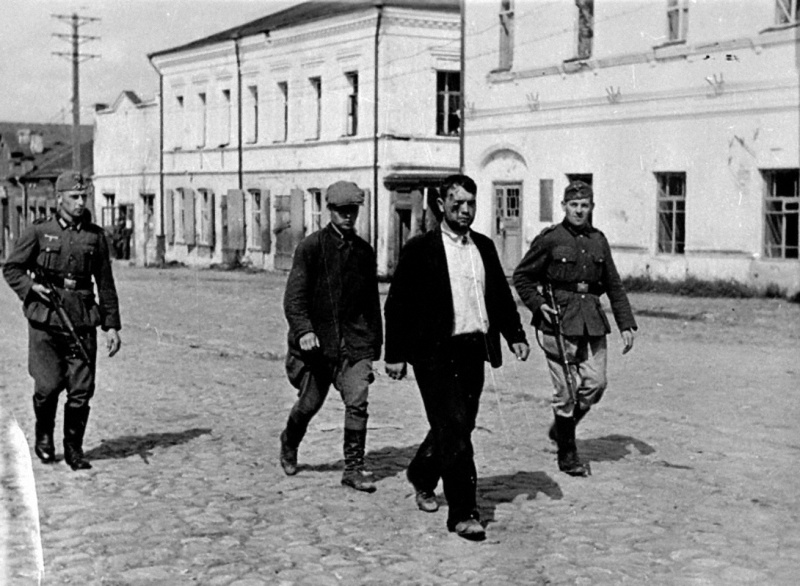 Немецкий патруль ведет пойманных переодетых советских солдат. Сентябрь, 1941 г.