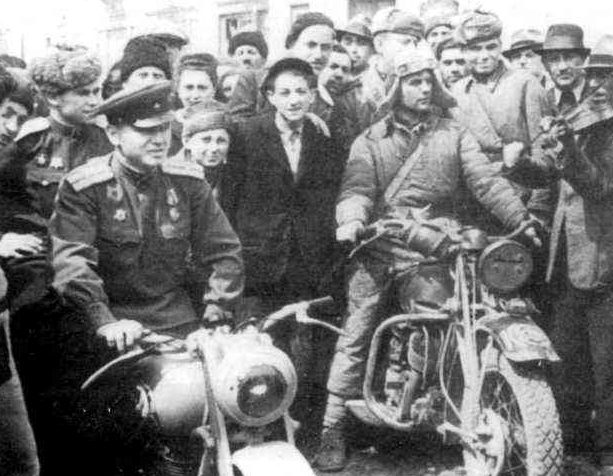 Мотоциклы «БМВ» (слева) и «БСА» 4-го мотоциклетного полка 6-й танковой армии. Румыния. 1944 г.