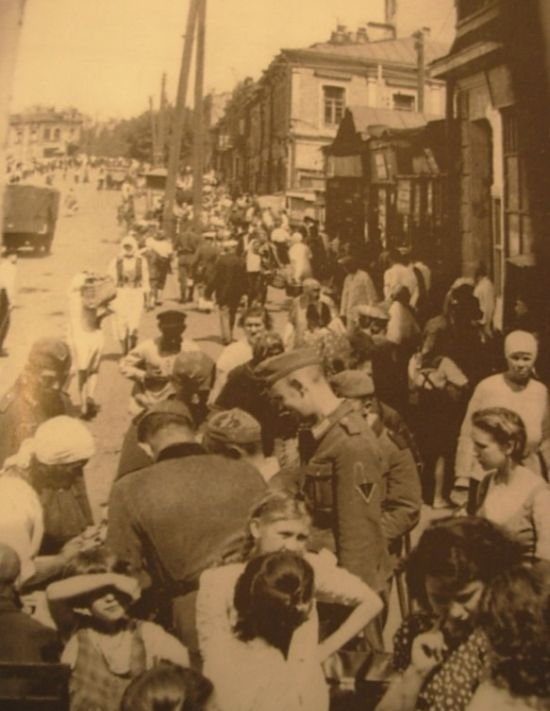 Стихийный рынок на улице Дмитриевской. 1942 г.