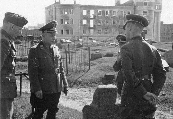 Вильгельм Кубе на золотогорском кладбище. Осень, 1941 г.