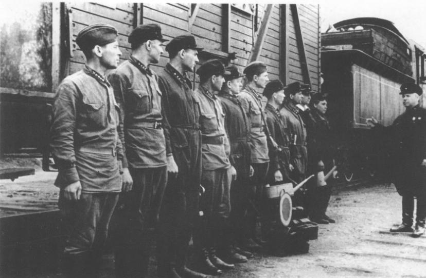Паровозная бригада на Белорусском вокзале. Осень, 1942 г.