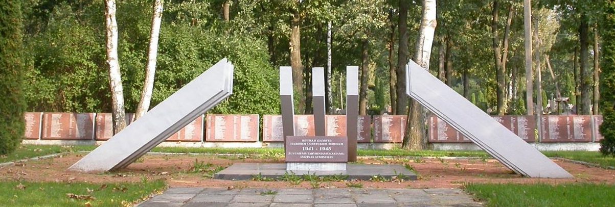 п. Жалёйи Вилквишкского р-на. Памятник на братской могиле, в которой похоронено 1 157 воинов 11-й гвардейской армии, погибших в августе 1944 года. Среди них 126 неизвестных. 