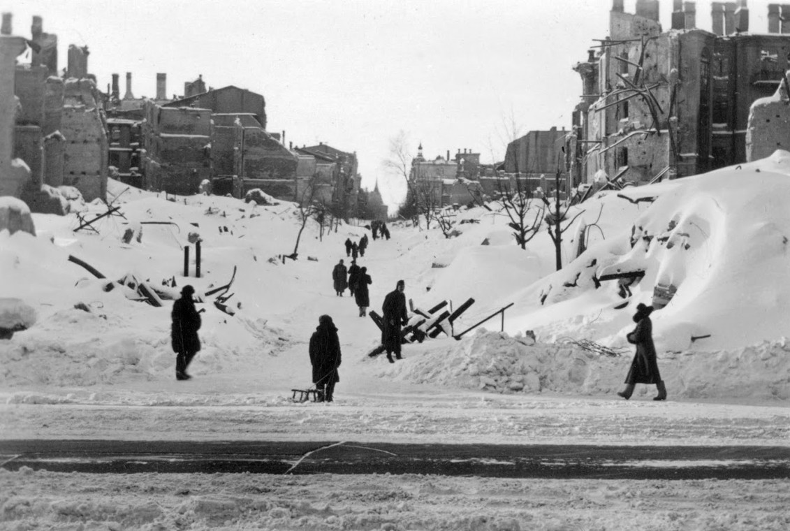Пешеходная тропа среди руин на месте Прорезной улицы (угол Крещатика). Февраль, 1942 г.