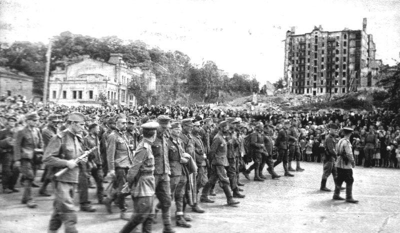 Пленных немцев ведут по центральным улицам города. 16 июля 1944 г.