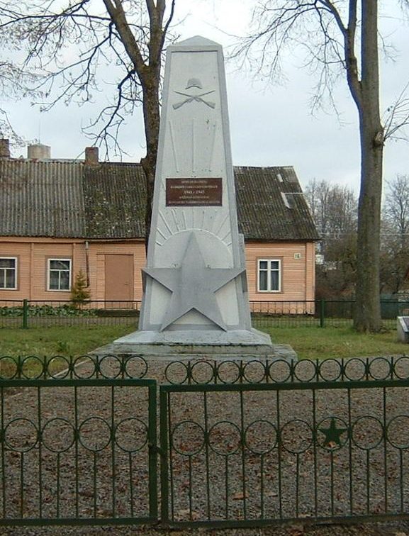 п. Пумпенай Пасальского р-на. Памятник на воинском кладбище, где похоронен 41 советский воин, погибший в июле 1944 года. Среди них - 41 неизвестный.
