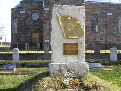 п. Балтинава. Памятник по улице Лиепу, установленный на братской могиле, в которой похоронено 176 советских воинов и партизан, погибших в Великую Отечественную войну. Среди них - 33 неизвестных. 
