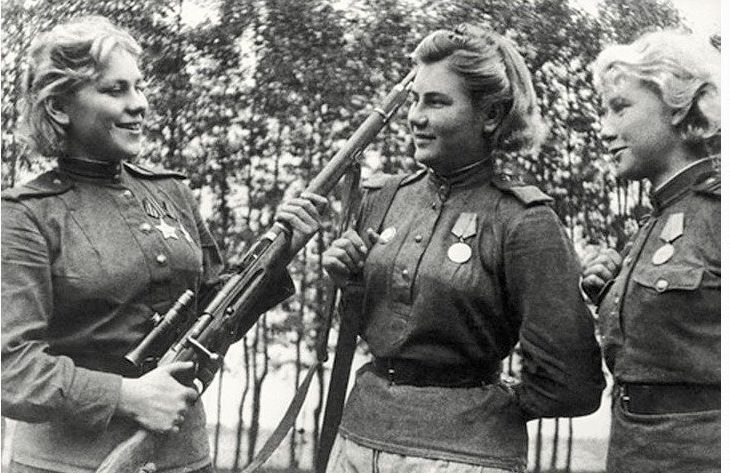 Снайперы, слева направо: Роза Шанина, Александра Екимова и Лидия Вдовина.1944 г.