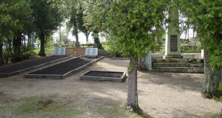 г. Плявиняс, край Плявиню. Воинское захоронение на территории кладбища по улице Кална, где похоронено 92 советских воина, в т.ч. 8 неизвестных, погибших в годы войны. 