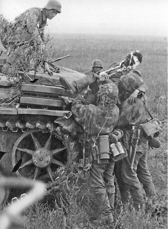 Раненный на танке. Окрестности Курска. 1943 г.
